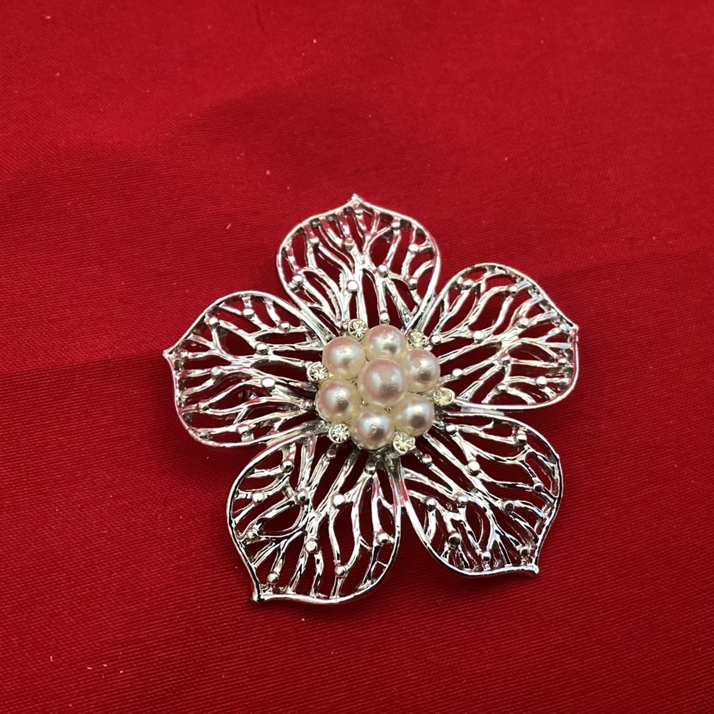 Silvertone and faux pearls Gerry’s flower brooch